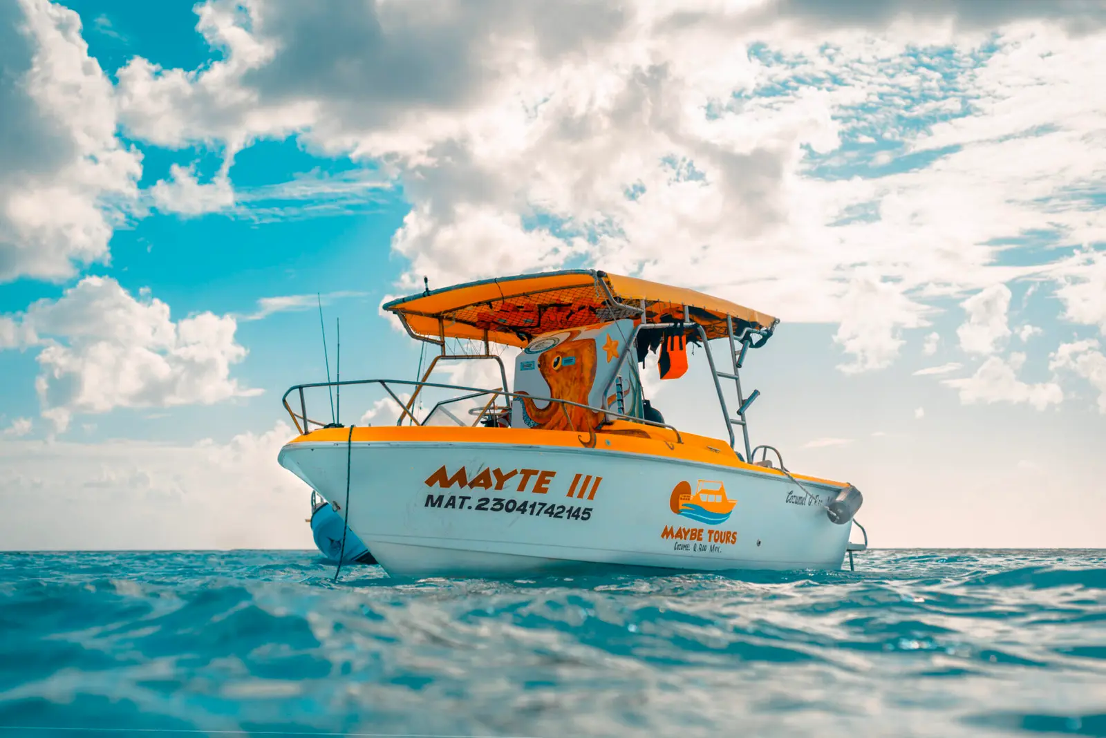 Speedboat departure Head toward the reef with your private group