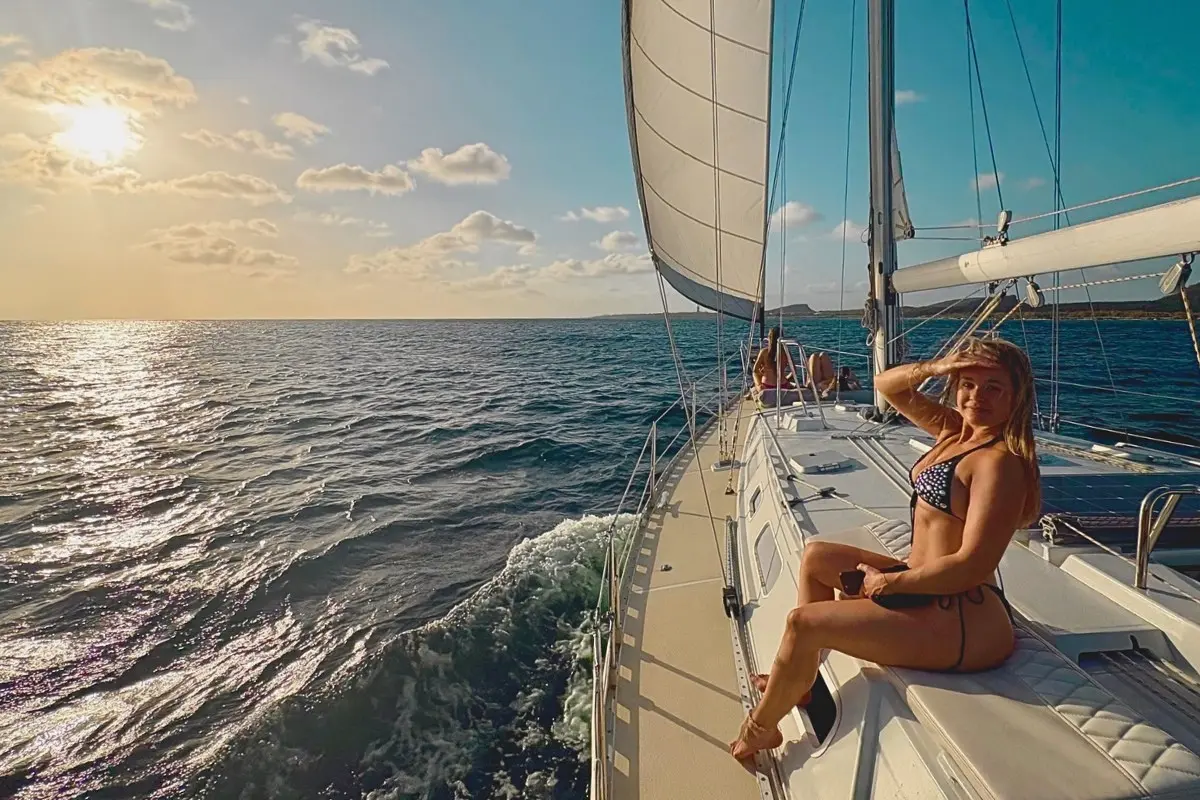 09:15, Cruise the Spanish Waters One hour under motor through the sheltered lagoon and out along the Caribbean coast