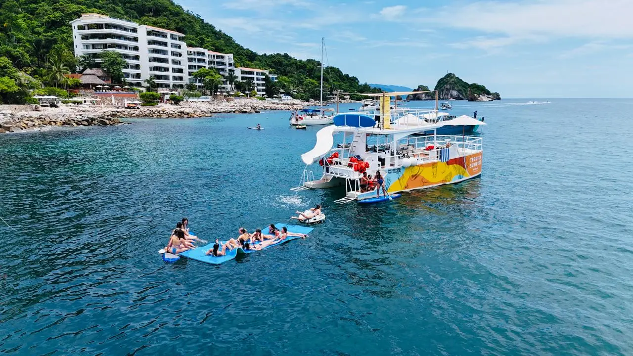The Return Slow cruise back along the jungle coastline with the sound system still on. You'll already be planning your next day on the water.